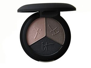 مستحضرات التجميل it COSMETICS Naturally Pretty Trio ، Pretty in Smoke - ظلال عيون فاخرة ومضادة للشيخوخة - ثلاثة ظلال أساسية سموكي - مع الكولاجين المتحلل والحرير والأساي والشاي الأخضر وفيتامينات A و C و E - 0.03 أونصة
